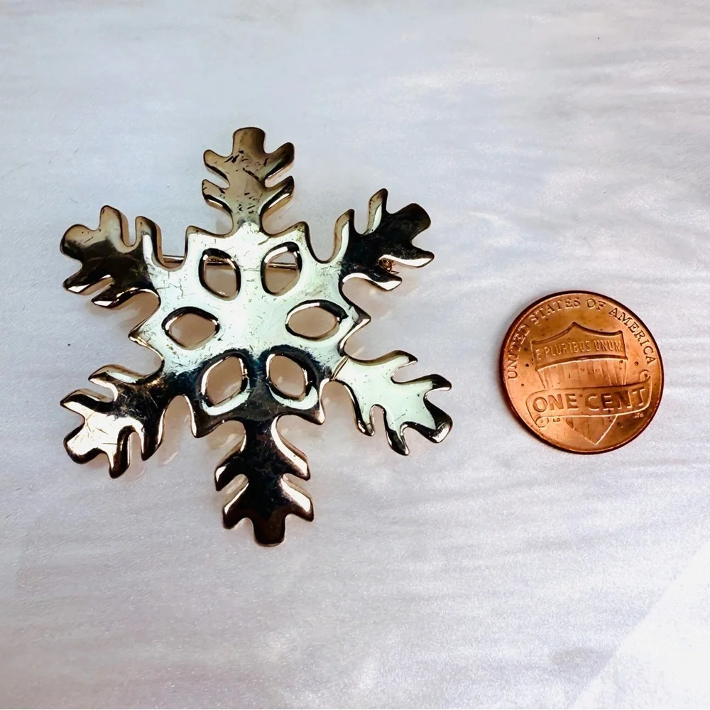 Vintage Silvertone Holiday Winter Snowflake Brooch